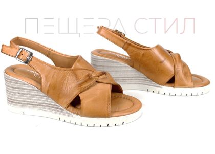 Дамски сандали от естествена кожа на клин ходило в светло кафяво - модел Валета