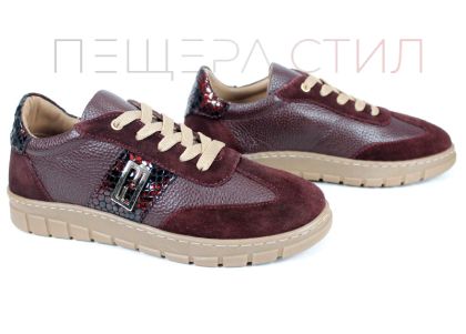 Дамски сникърси Ретрия от бордо кожа и велур, със змийски детайл и бежови връзки.