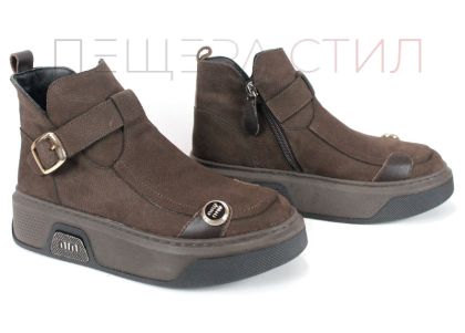 дамски модерни боти Dona Forte от естествен набук в тъмнокафяв цвят с декоративни кожени елементи, ефектно двуцветно ходило и топъл хастар