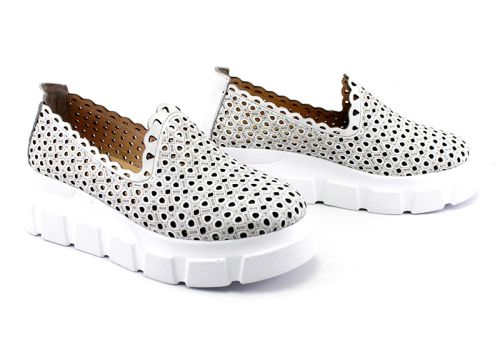 Дамски летни обувки от естествена кожа в бяло - Модел Зорница.