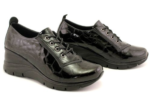 Pantofi casual de dama din piele naturala lacuita cu model "croco" in negru - Model Sabrina.