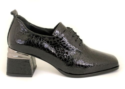 Дамски официални обувки от естествен лак в черно - Модел Сара.