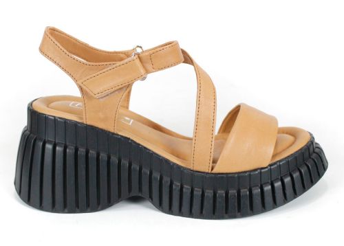 дамски сандали Сиена от естествена кожа с висока черна платформа