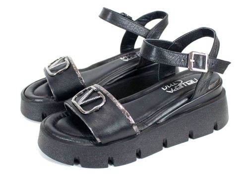 дамски сандали Noir Tempo от естествена кожа в черно с платинени елементи и средна платформа