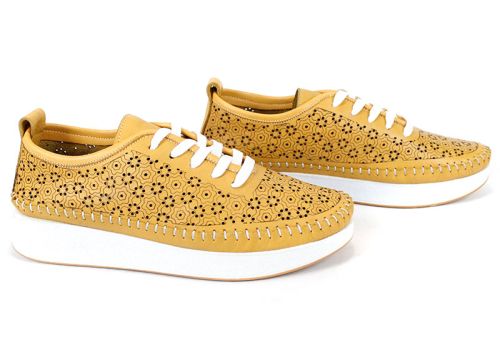 Дамски обувки Magia Fiore от естествена кожа в жълт цвят с флорална перфорация