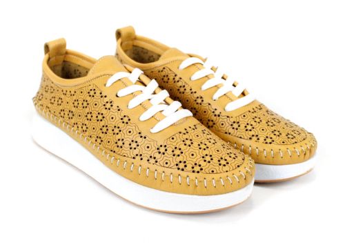 Дамски обувки Magia Fiore от естествена кожа в жълт цвят с флорална перфорация