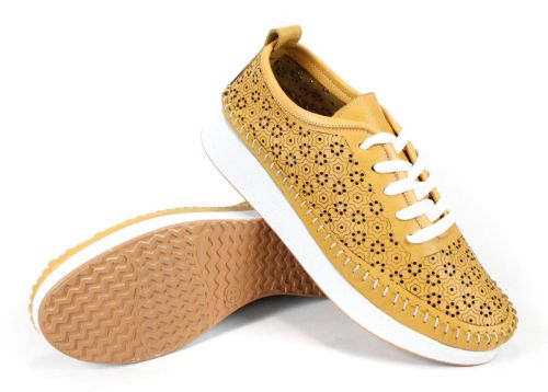 Дамски обувки Magia Fiore от естествена кожа в жълт цвят с флорална перфорация