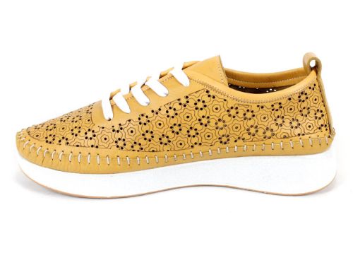 Дамски обувки Magia Fiore от естествена кожа в жълт цвят с флорална перфорация