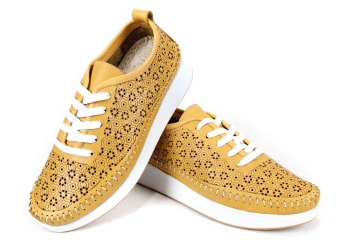 Дамски обувки Magia Fiore от естествена кожа в жълт цвят с флорална перфорация