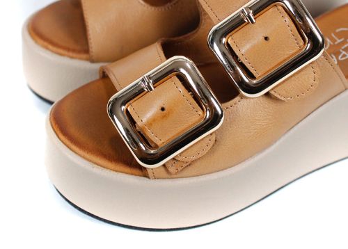 Дамски чехли от естествена кожа Caffè Leggero с катарами и платформа