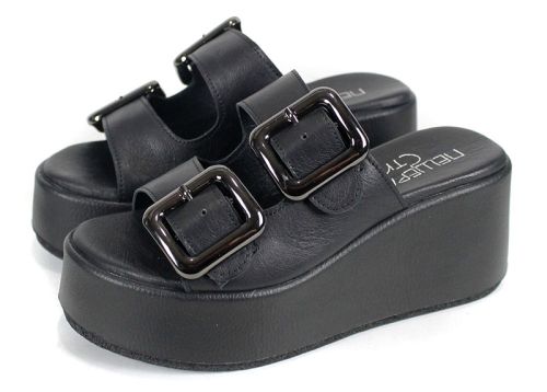 Дамски черни чехли Caffè Leggero от естествена кожа с катарами и платформа