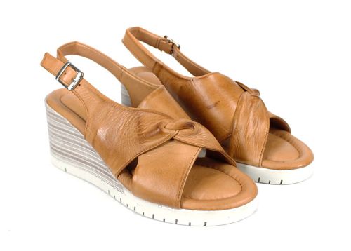 Дамски сандали от естествена кожа на клин ходило в светло кафяво - модел Валета