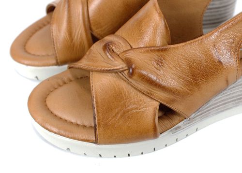 Дамски сандали от естествена кожа на клин ходило в светло кафяво - модел Валета