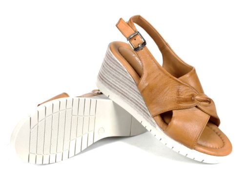 Дамски сандали от естествена кожа на клин ходило в светло кафяво - модел Валета