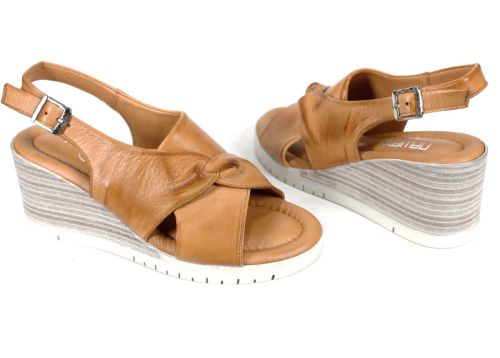 Дамски сандали от естествена кожа на клин ходило в светло кафяво - модел Валета