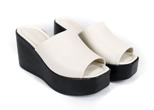 Дамско сабо Magia Notturna от естествена кожа в бежов цвят с висока черна платформа