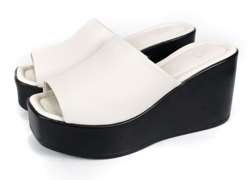 Дамско сабо Magia Notturna от естествена кожа в бежов цвят с висока черна платформа