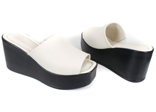 Дамско сабо Magia Notturna от естествена кожа в бежов цвят с висока черна платформа