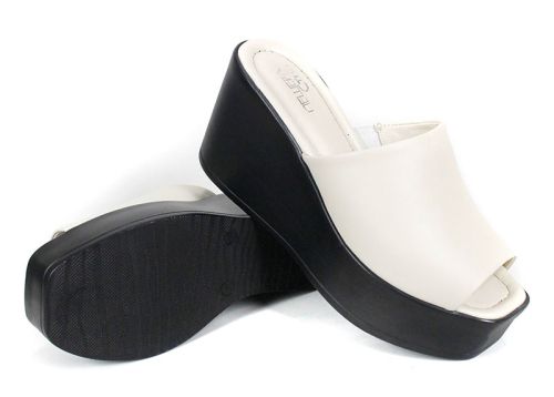 Дамско сабо Magia Notturna от естествена кожа в бежов цвят с висока черна платформа