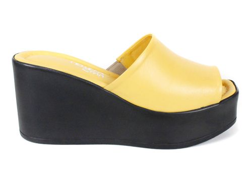 Дамско сабо Magia Notturna жълт цвят – естествена кожа и черна платформа