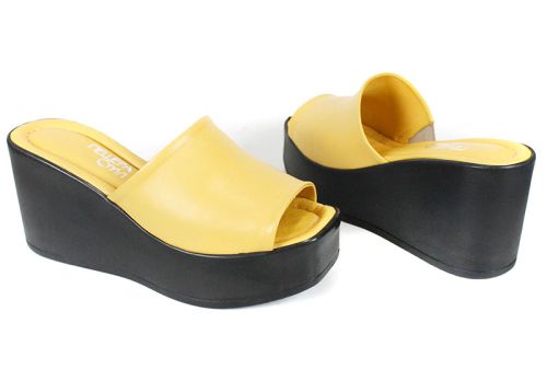 Дамско сабо Magia Notturna жълт цвят – естествена кожа и черна платформа