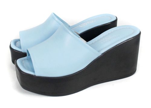 Дамско сабо Magia Notturna от светлосиня естествена кожа с висока черна платформа