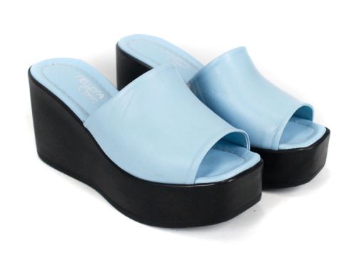 Дамско сабо Magia Notturna от светлосиня естествена кожа с висока черна платформа