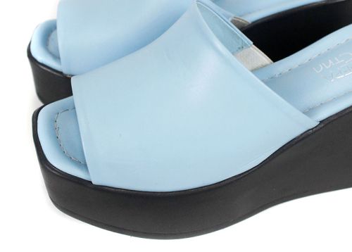 Дамско сабо Magia Notturna от светлосиня естествена кожа с висока черна платформа