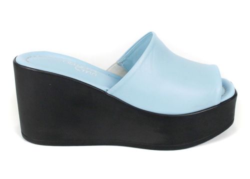 Дамско сабо Magia Notturna от светлосиня естествена кожа с висока черна платформа