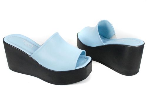 Дамско сабо Magia Notturna от светлосиня естествена кожа с висока черна платформа