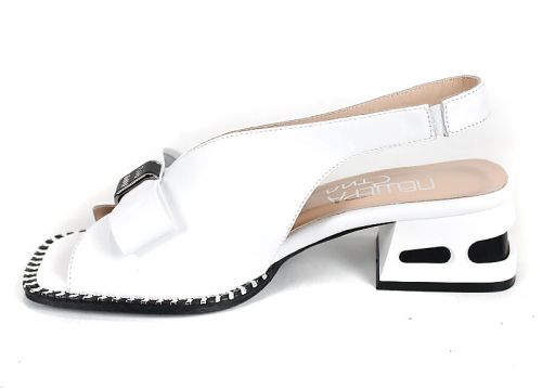 бели дамски сандали Lucia Forte от естествена кожа с панделка и геометричен ток