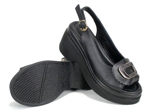 Дамски сандали Velura Alto от черна естествена кожа с платформа и ефектен аксесоар