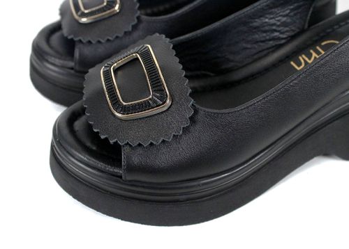 Дамски сандали Velura Alto от черна естествена кожа с платформа и ефектен аксесоар