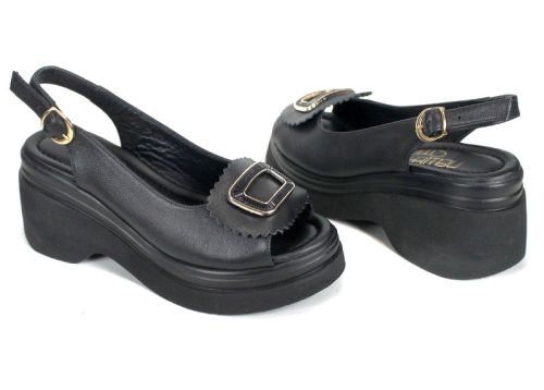 Дамски сандали Velura Alto от черна естествена кожа с платформа и ефектен аксесоар