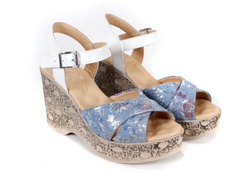 Дамски сандали Flora Rise – син флорален принт, бяла кожа и висока платформа