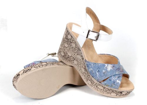 Дамски сандали Flora Rise – син флорален принт, бяла кожа и висока платформа