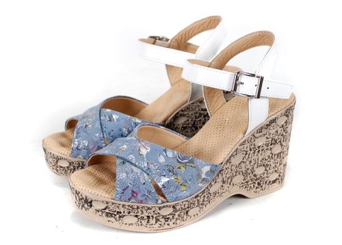 Дамски сандали Flora Rise – син флорален принт, бяла кожа и висока платформа