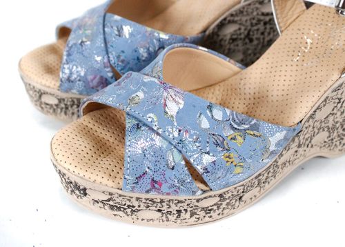 Дамски сандали Flora Rise – син флорален принт, бяла кожа и висока платформа