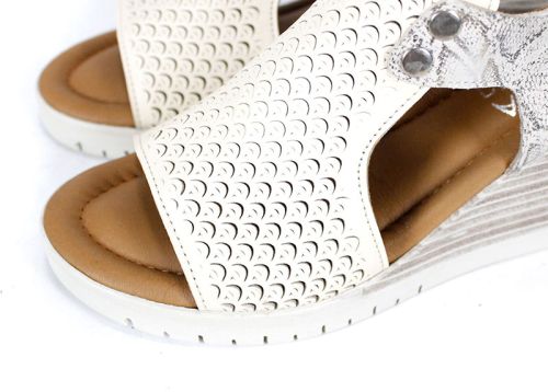 Дамски сандали Luna Clara от естествена кожа – бежови с принт и перфорация, на платформа