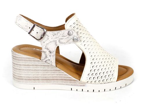 Дамски сандали Luna Clara от естествена кожа – бежови с принт и перфорация, на платформа