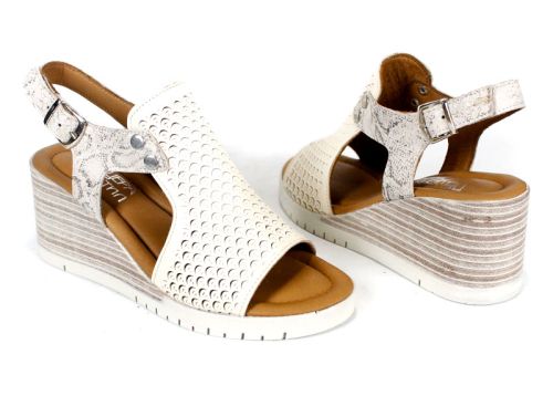 Дамски сандали Luna Clara от естествена кожа – бежови с принт и перфорация, на платформа