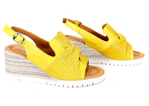 Дамски сандали Sole Luminosa от естествена кожа – жълти с перфорирана панделка, на платформа