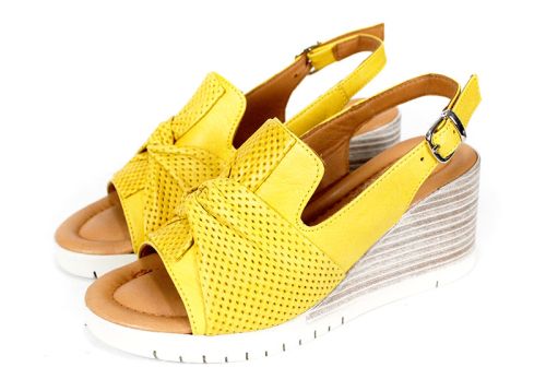 Дамски сандали Sole Luminosa от естествена кожа – жълти с перфорирана панделка, на платформа