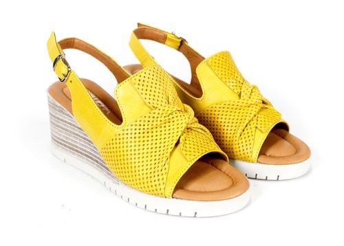 Дамски сандали Sole Luminosa от естествена кожа – жълти с перфорирана панделка, на платформа