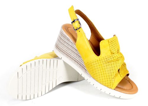 Дамски сандали Sole Luminosa от естествена кожа – жълти с перфорирана панделка, на платформа