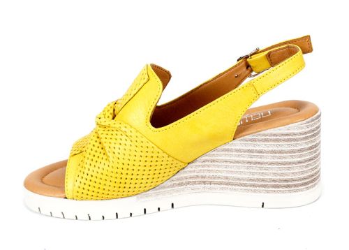 Дамски сандали Sole Luminosa от естествена кожа – жълти с перфорирана панделка, на платформа