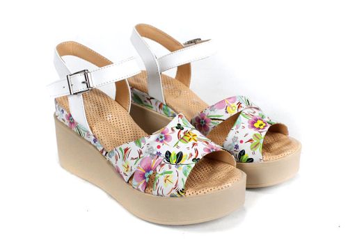 Flora Bellezza – дамски сандали от бяла естествена кожа с флорален принт и бежова платформа