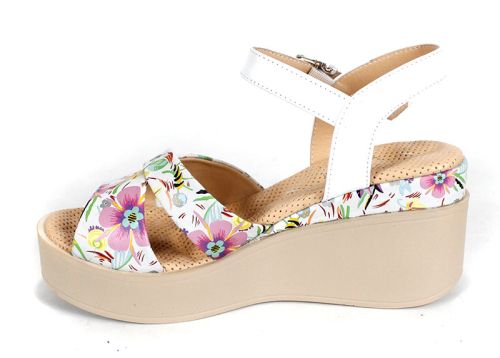 Flora Bellezza – дамски сандали от бяла естествена кожа с флорален принт и бежова платформа