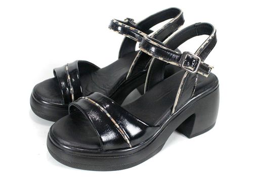 Brilla Notte – дамски сандали от естествен лак в черно с черна платформа и кожена стелка