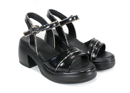 Brilla Notte – дамски сандали от естествен лак в черно с черна платформа и кожена стелка